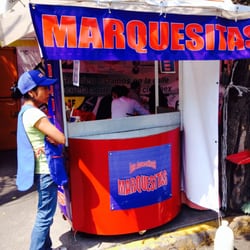 Marquesitas - Son una galleta en forma de tubo de una masa parecida a la del cono de helado , el relleno, es de queso de bola (edam).