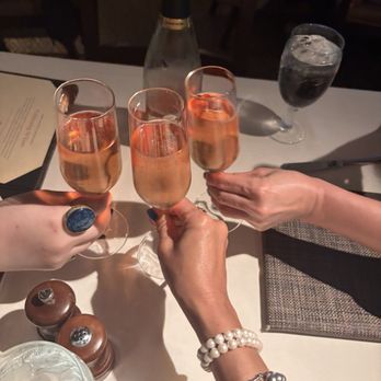 Harvest - Cheers w rosé Brut - New American Near Me - Cambridge, Massachusetts Harvest - Cheers w rosé Brut - New American Near Me - Cambridge, Massachusetts
