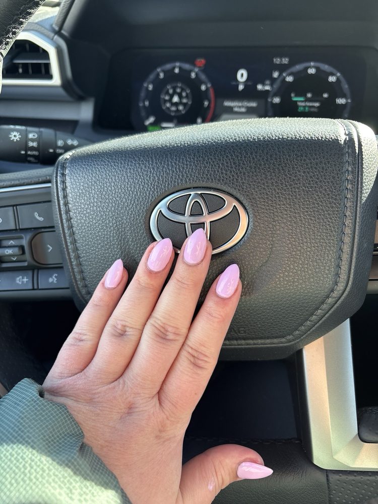 Vivid Nails & Spa Logo