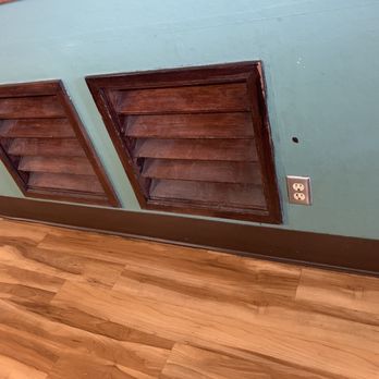 Bee Gee's Diner - a blue wall with two windows - Diners Near Me - Rogue River, Oregon