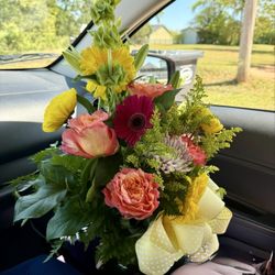 McKee's Flowers - Cut flowers in vase