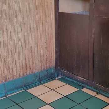 Chesapeake Bagel Bakery - Area by the trash/tray return, disgusting!! - Bagels Near Me - Burke, Virginia
