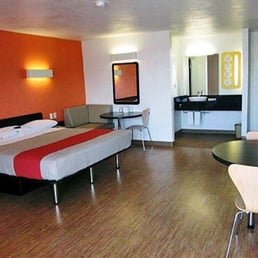 Single room.  King bed.   Clean but squeaky floor.