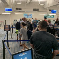 Allegiant Air - Long lines and only one employee wow!