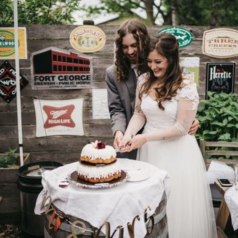 Lombard House - Barrels make great Wedding cake tables! - Beer Bar Near Me - Portland, Oregon