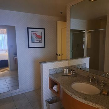 Hilton Chicago/Oak Brook Suites - Large Bathroom - Hotels Near Me - Oakbrook Terrace, Illinois Hilton Chicago/Oak Brook Suites - Large Bathroom - Hotels Near Me - Oakbrook Terrace, Illinois