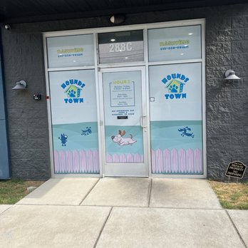 Hounds Town - Front Entrance - Pet Boarding Near Me - Nashville, Tennessee Hounds Town - Front Entrance - Pet Boarding Near Me - Nashville, Tennessee