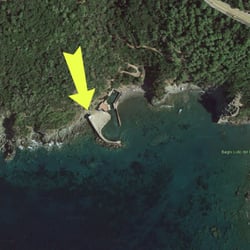 Baia di Sonnino - Spiaggia di sonnino dall'alto, vedete che è proprio sotto al Castello. la baia a sinistra è Cala del leone.