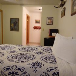 The Grizzly Den Motel - John Wayne room