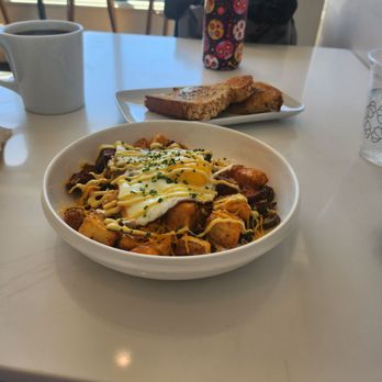 The Grand Porter - Yes those are tater tots!!! - American Near Me - Detroit, Michigan