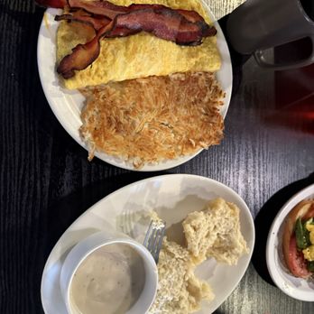 Chit Chat & Chew Cafe - cheese omelette, bacon, hash browns, biscuits and gravy - Cafes Near Me - Searcy, Arkansas