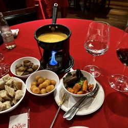 Restaurante Só Queijo - O fondue tem poucos acompanhamentos, basicamente batata e pão, tivemos que pedir uma porção de legumes para acompanhar, uma decepção.