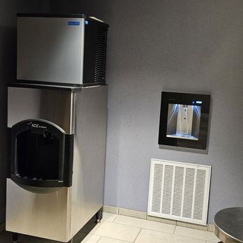 Martis Valley Lodge - Ice maker with Water & Ice - 2nd Floor - Hotels Near Me - Truckee, California Martis Valley Lodge - Ice maker with Water & Ice - 2nd Floor - Hotels Near Me - Truckee, California