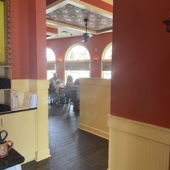 Another Broken Egg Cafe - A view of me waiting for a receptionist to come and acknowledge me - Breakfast & Brunch Near Me - Mountain Brook, Alabama