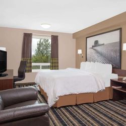 Super 8 by Wyndham Brandon MB - Guest room