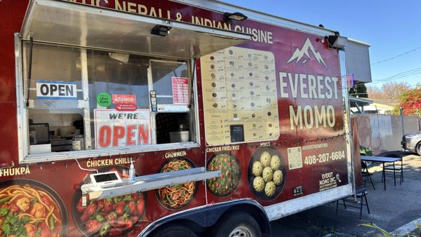 Everest Momo by null