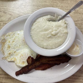 50s Diner - Eggs, bacon and grits - New American Near Me - Broken Arrow, Oklahoma