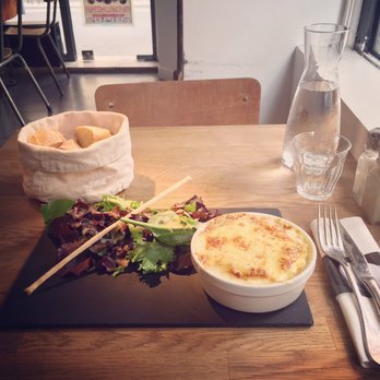 Bonsoir Clara - Gratin de ravioles du Royan au Saint-Marcellin - Wine Bars Near Me - Lyon, 69
