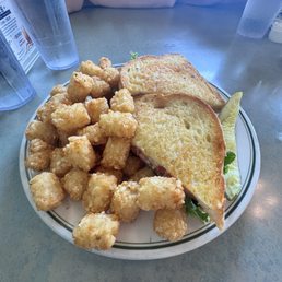 Grilled Chicken Sandwich with tater tots Grilled Chicken Sandwich with tater tots