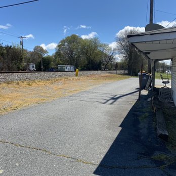 Paws & Claws - The location is next to the train tracks. - Pet Groomers Near Me - Kannapolis, North Carolina Paws & Claws - The location is next to the train tracks. - Pet Groomers Near Me - Kannapolis, North Carolina
