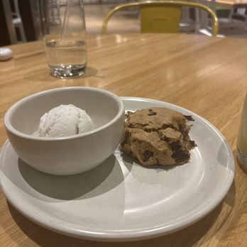 True Food Kitchen - Chocolate chip cookie w/ vegan ice cream - New American Near Me - Gaithersburg, Maryland True Food Kitchen - Chocolate chip cookie w/ vegan ice cream - New American Near Me - Gaithersburg, Maryland