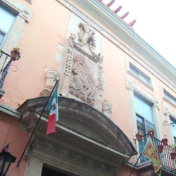 El Consulado - Nunca miramos para arriba donde hay bellezas. Una fachada muy particular.