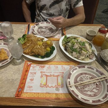Heng Wing Restaurant - Confucius Pineapple Chicken and Heng Wing Special Chow Mein with White Rice that comes with an Entree - Chinese Near Me - Palatine, Illinois Heng Wing Restaurant - Confucius Pineapple Chicken and Heng Wing Special Chow Mein with White Rice that comes with an Entree - Chinese Near Me - Palatine, Illinois