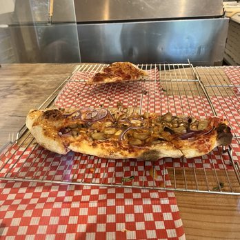 Dave & Mel's Pizzeria - Pizza Near Me - North Vancouver, British Columbia