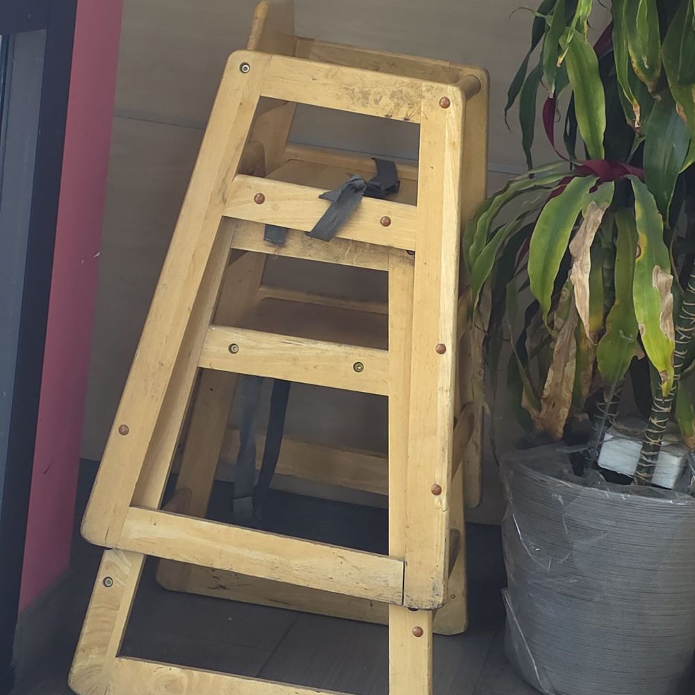 Lee's Sandwiches - I would not put my kids in those chairs - Vietnamese Near Me - Riverside, California Lee's Sandwiches - I would not put my kids in those chairs - Vietnamese Near Me - Riverside, California