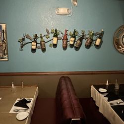 Manzanita Restaurant - Dining room décor.