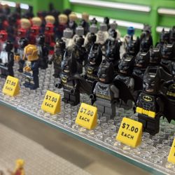 Bricks & Minifigs