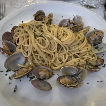 Max - Spaghetti alla Vongole (average) - Italian Near Me - Positano, SA Max - Spaghetti alla Vongole (average) - Italian Near Me - Positano, SA