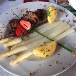 Der Wolpertinger - Wildschwein mit Spargel und Kartoffeln verfeinert mit Sauce Hollandaise... Sommer ist da.