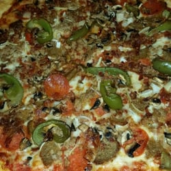 Gumita's Trattoria Pizzeria - Mouth-watering pizza with the works (picture taken with the flash on).