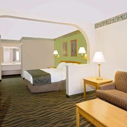 Days Inn & Suites by Wyndham Starkville - Guest Room