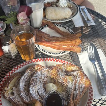 Hallie's Diner - American Near Me - Petaluma, California