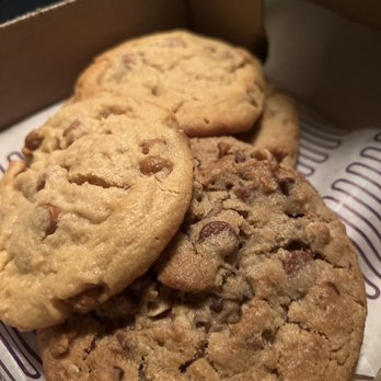 Insomnia Cookies - Deluxe 4-pack - Desserts Near Me - New Haven, Connecticut Insomnia Cookies - Deluxe 4-pack - Desserts Near Me - New Haven, Connecticut