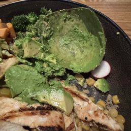 Quinoa bowl with grilled chicken