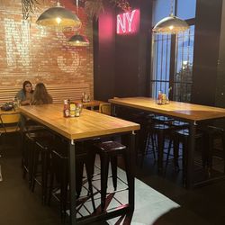Manhattn's Burgers - Inside