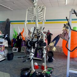 Halloween Discounters - Giant Skeleton