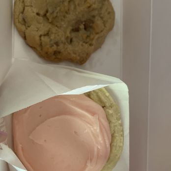 Crumbl - Waugh Chapel - Sugar Cookie and Chocolate Chip Cookie - Bakeries Near Me - Gambrills, Maryland Crumbl - Waugh Chapel - Sugar Cookie and Chocolate Chip Cookie - Bakeries Near Me - Gambrills, Maryland