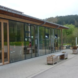 Alpsee Camping - Gebäude mit Anmeldung, Fahrradverleih und im hinteren Bereich mit den sanitären Anlagen