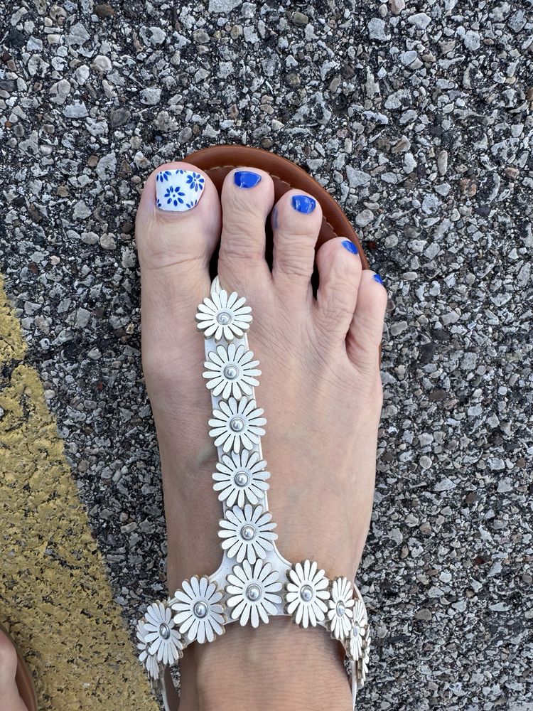 LT Nail Lounge Logo