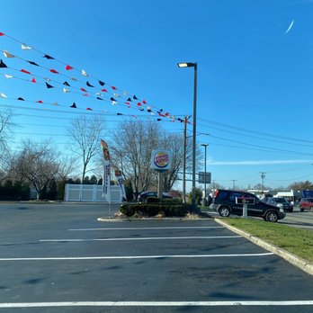 Burger King - a parking lot with cars parked in it - Fast Food Near Me - Lindenhurst, New York
