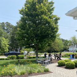 Front Porch Coffeehouse - View of the front yard with tables and statue!