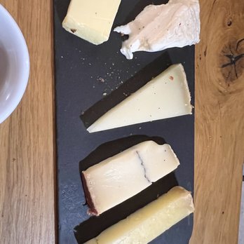 Les Enfants Rouges - Assiste de fromage - French Near Me - Paris, 75