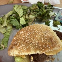 El Fogon - Hamburguesa con verdure vieja y carne seca y fria. Cold burger that was dry and had old lettuce and vegetables.
