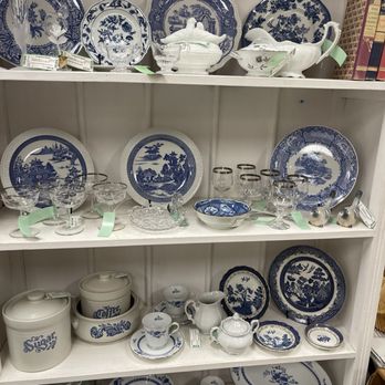 Encinitas Antique Mall - China - Antiques Near Me - Encinitas, California