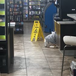 QMart - Tienen basura y agua tirada, realmente huele mal y ni hablar del servicio.