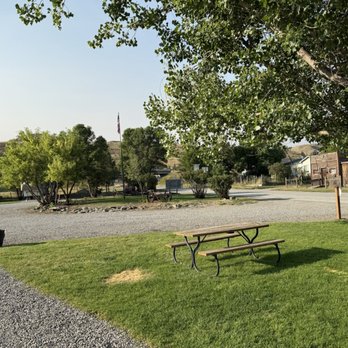 Old West Rv Park - Clean graveled pull through sites with grass and picnic tables - RV Parks Near Me - Reed Point, Montana